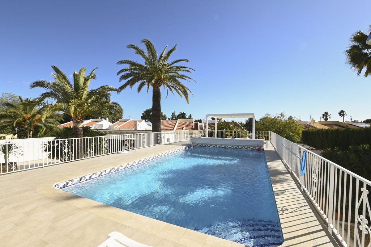 Se vende Villa - Chalet de 4 dormitorios en Costa Blanca, Alicante, España