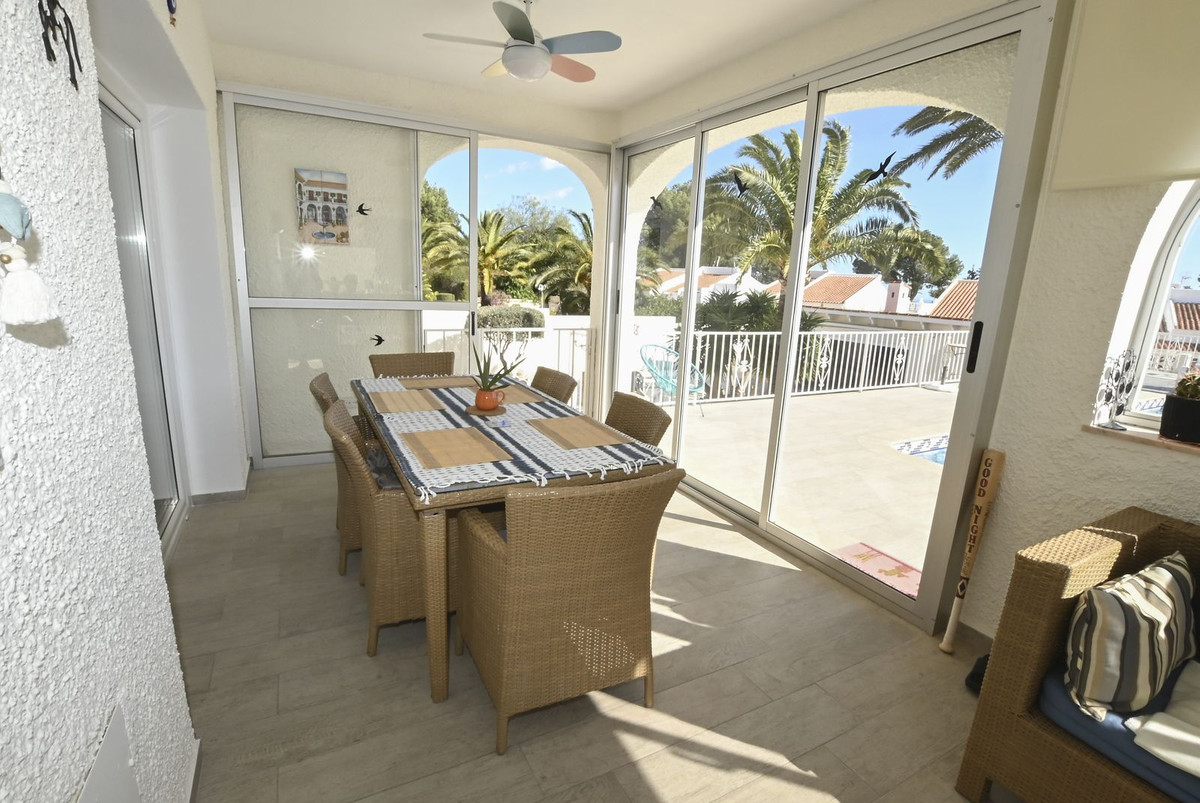Se vende Villa - Chalet de 4 dormitorios en Costa Blanca, Alicante, España