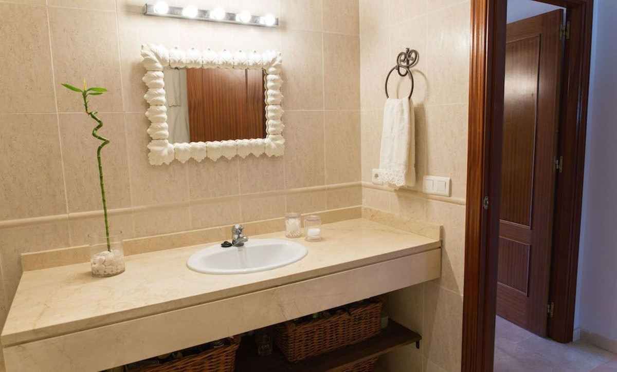 3 Bed Apartment for sale in La Duquesa Costa Del Sol, Málaga, Spain