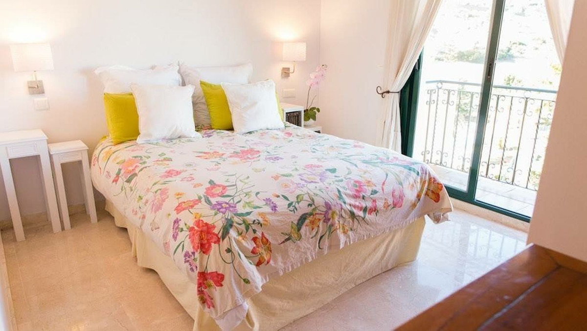 3 Bed Apartment for sale in La Duquesa Costa Del Sol, Málaga, Spain