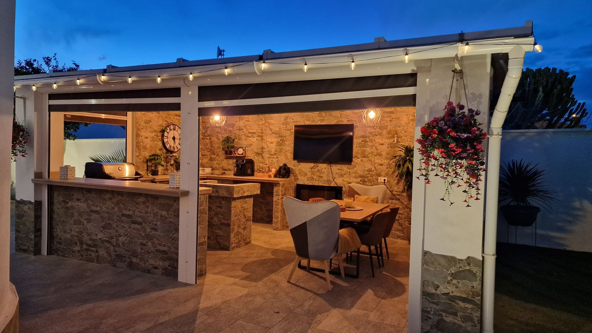 5 Bed Townhouse for sale in Torrevieja Costa Blanca, Alicante, Spain