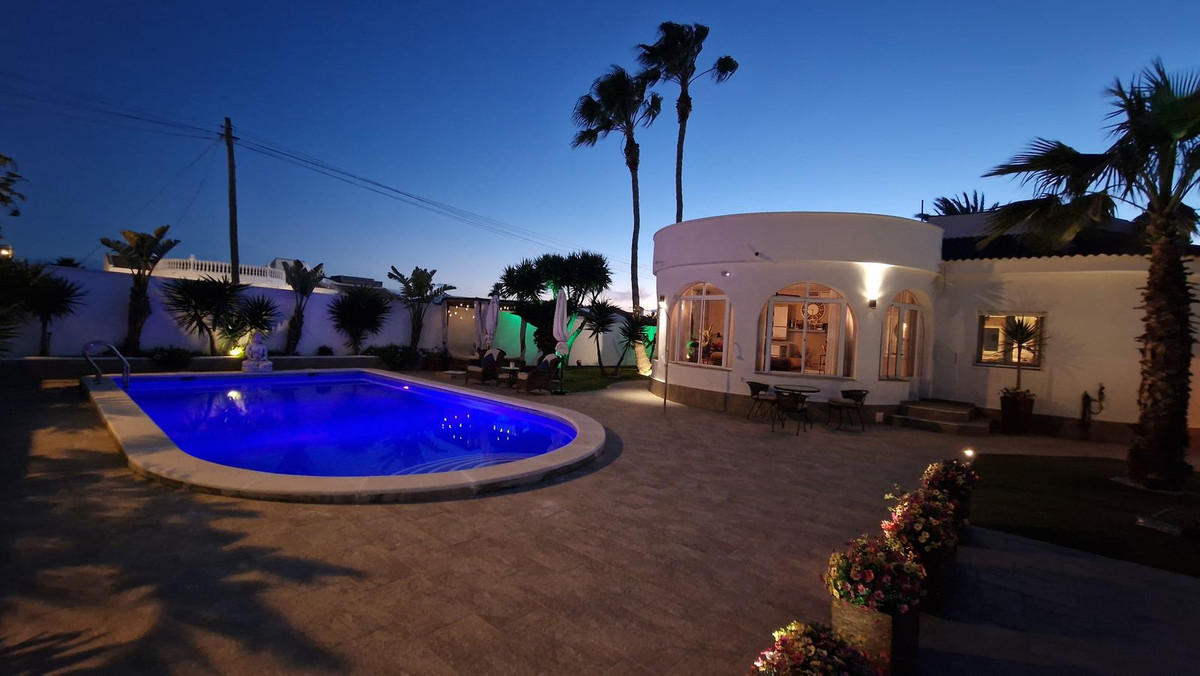 5 Bed Townhouse for sale in Torrevieja Costa Blanca, Alicante, Spain