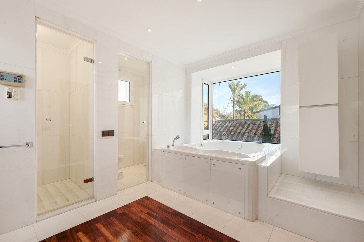 Se vende Villa - Chalet de 9 dormitorios en Costa Del Sol, Málaga, España