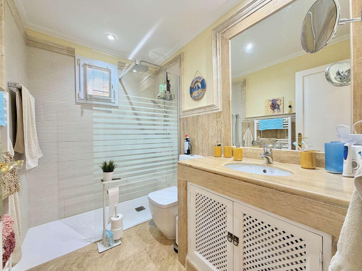 Se vende Apartamento Planta Media de 2 dormitorios en Costa Del Sol, Málaga, España