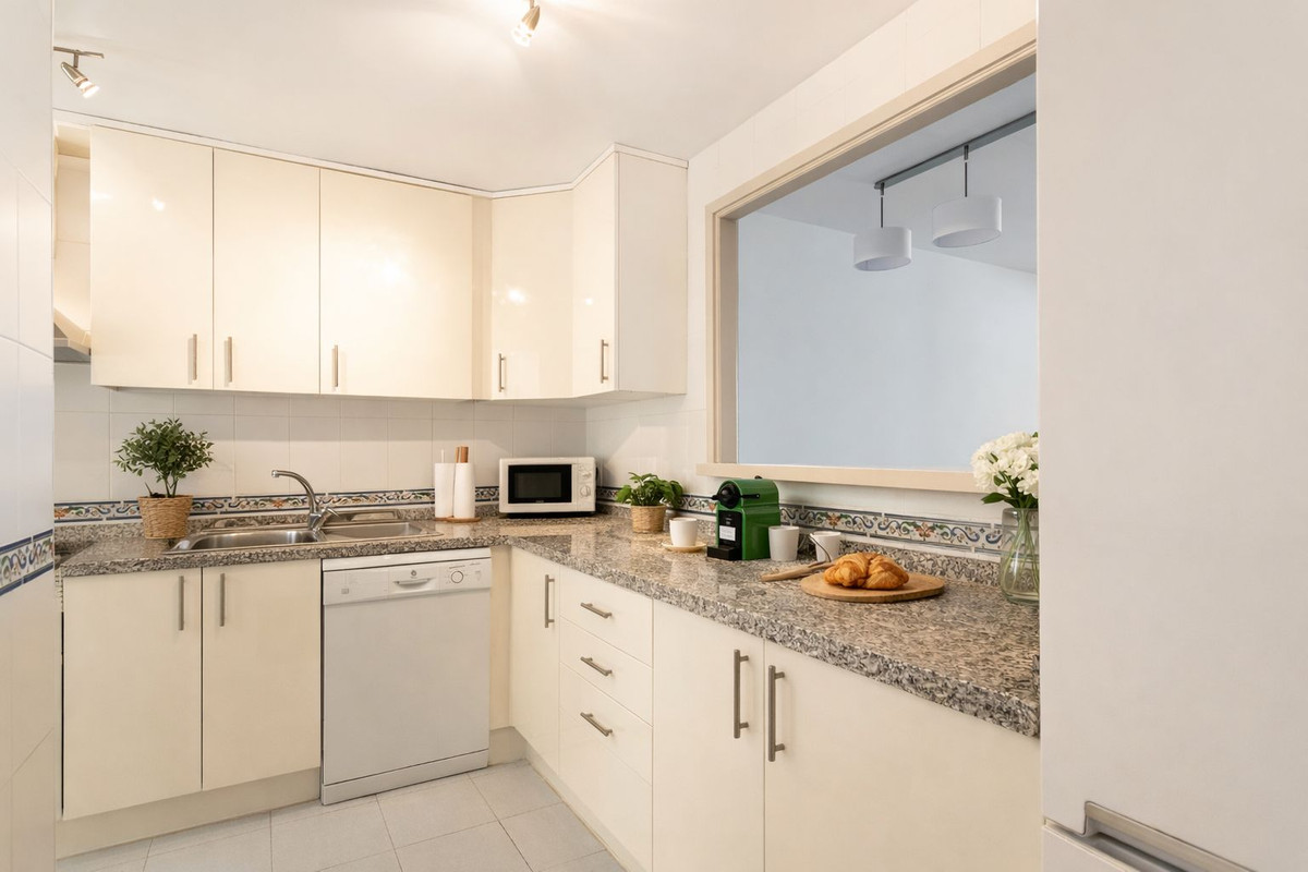 Se vende Apartamento Planta Media de 2 dormitorios en Costa Del Sol, Málaga, España