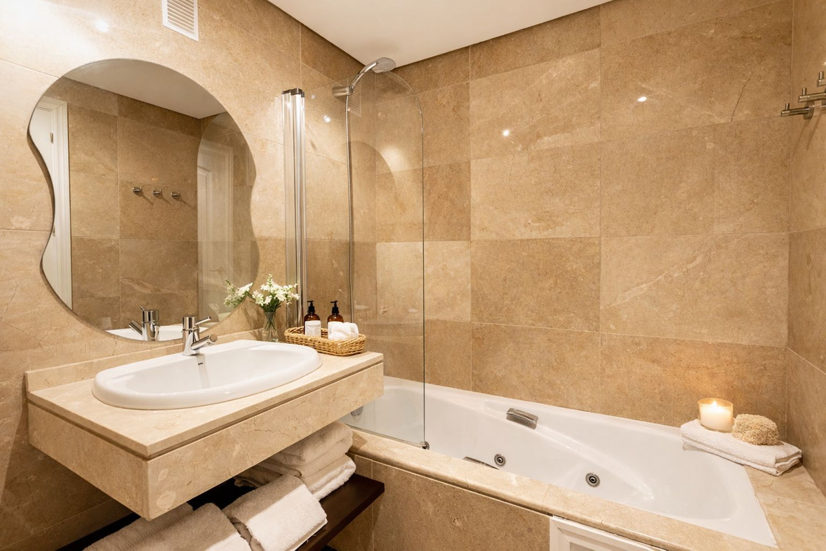 Se vende Apartamento Planta Media de 2 dormitorios en Costa Del Sol, Málaga, España