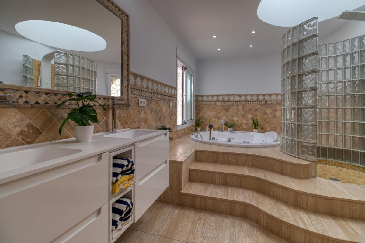 Se vende Villa - Chalet de 7 dormitorios en Costa Del Sol, Málaga, España