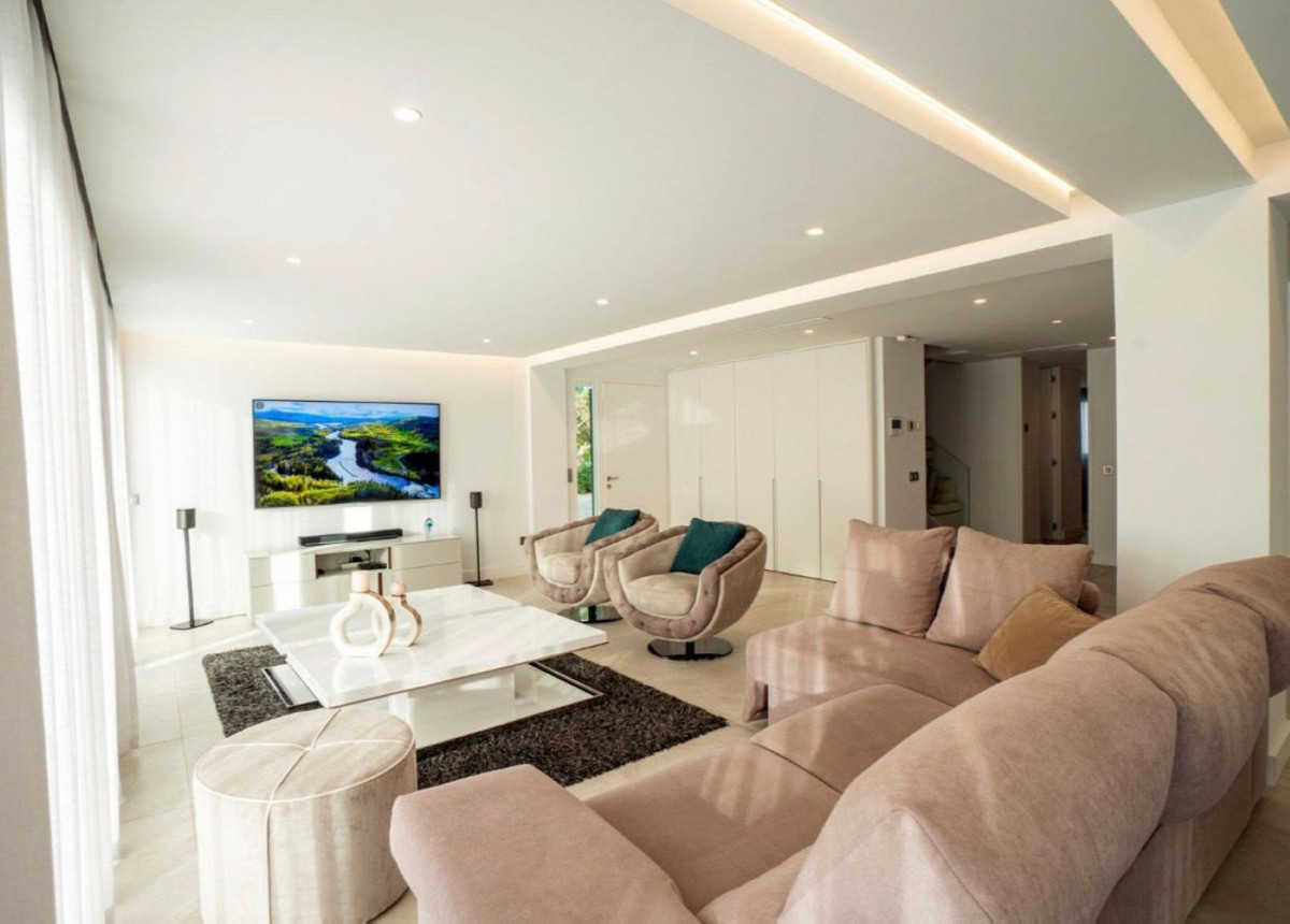 5 Bed Townhouse for sale in Nueva Andalucía Costa Del Sol, Málaga, Spain