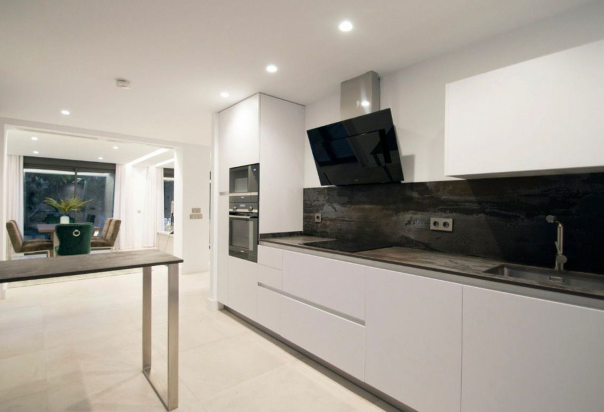5 Bed Townhouse for sale in Nueva Andalucía Costa Del Sol, Málaga, Spain