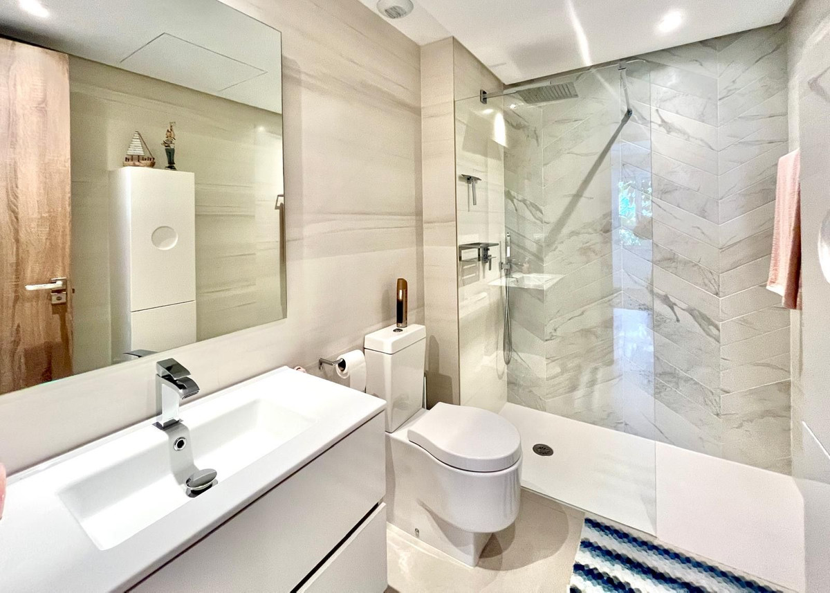 Se vende Apartamento Planta Baja de 3 dormitorios en Costa Del Sol, Cadiz, España
