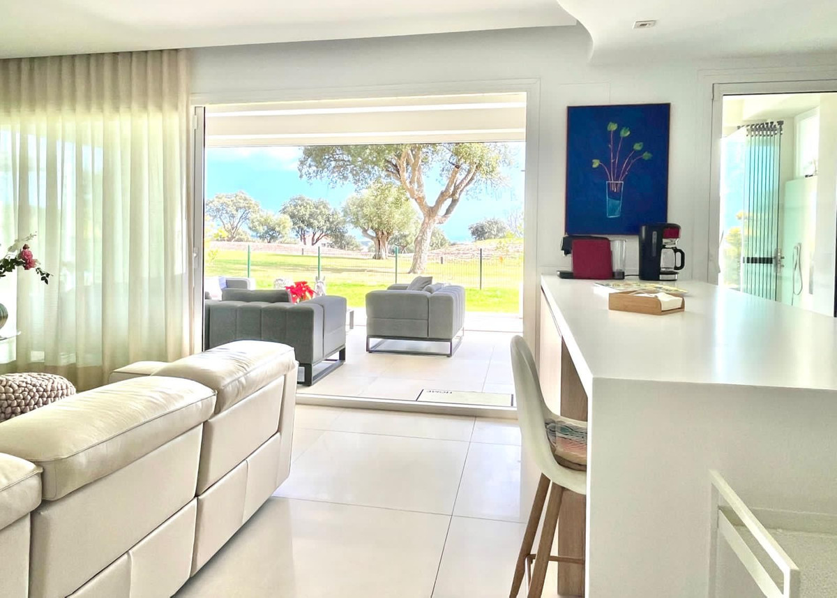 Se vende Apartamento Planta Baja de 3 dormitorios en Costa Del Sol, Cadiz, España