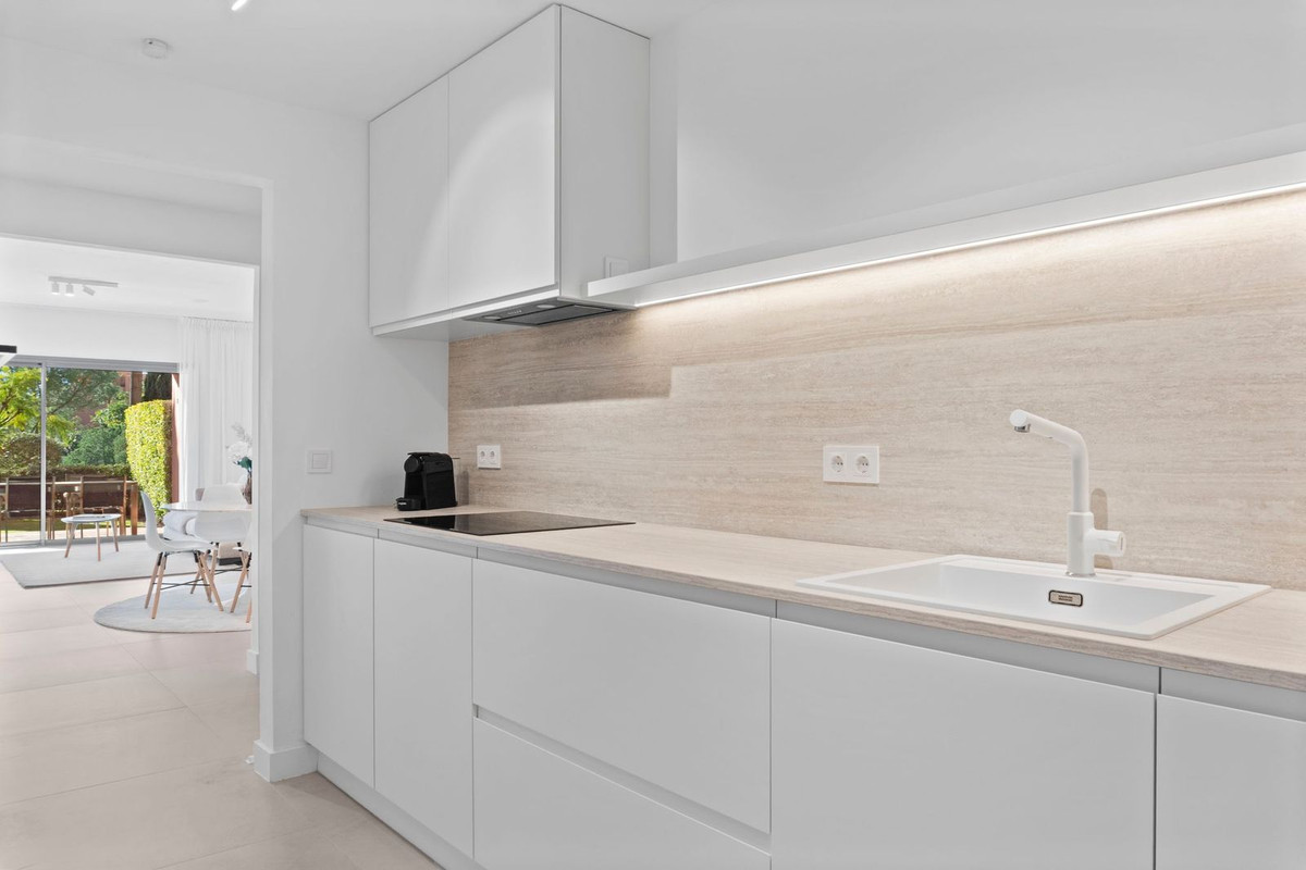 2 Bed Apartment for sale in Benahavís Costa Del Sol, Málaga, Spain