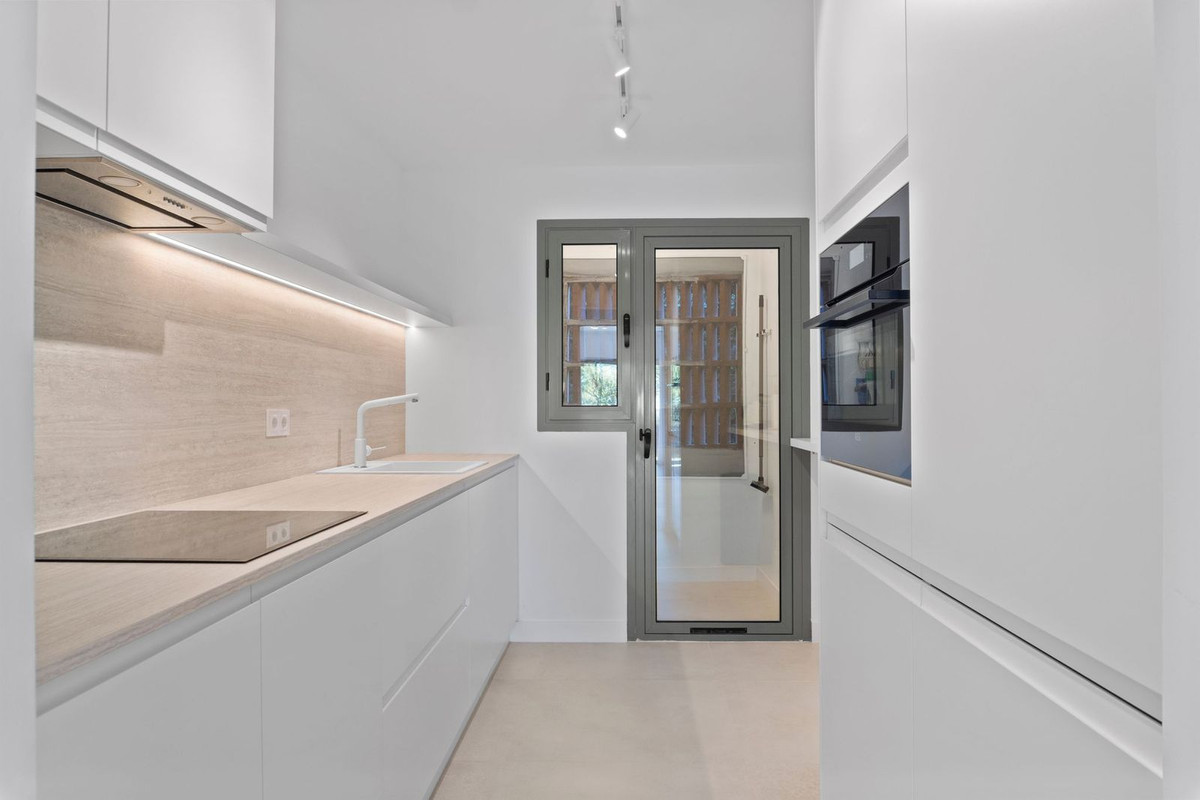 2 Bed Apartment for sale in Benahavís Costa Del Sol, Málaga, Spain