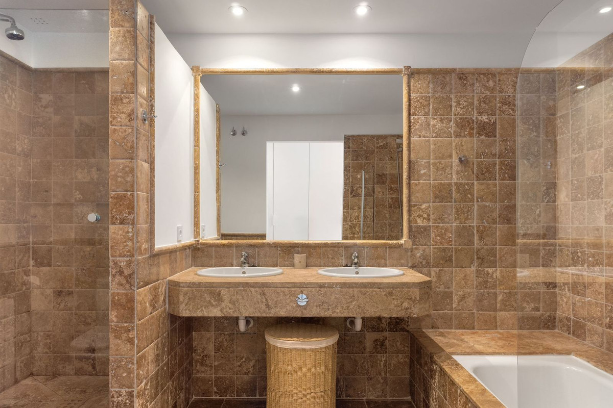 2 Bed Apartment for sale in Benahavís Costa Del Sol, Málaga, Spain