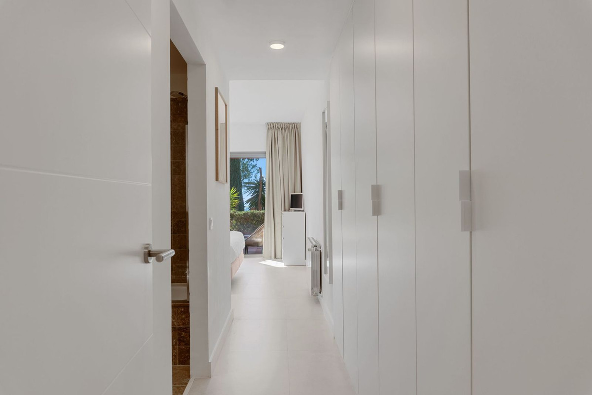 2 Bed Apartment for sale in Benahavís Costa Del Sol, Málaga, Spain