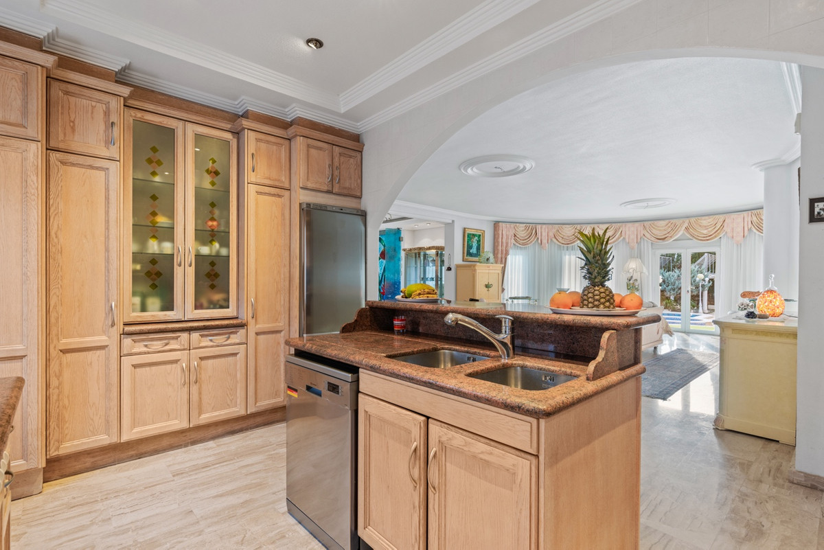 5 Bed Townhouse for sale in Dona Pepa Costa Blanca, Alicante, Spain