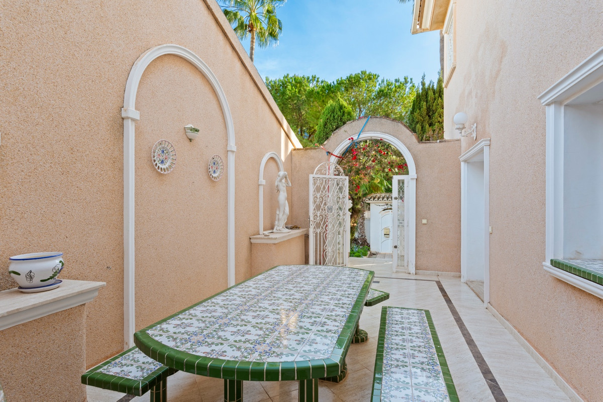 5 Bed Townhouse for sale in Dona Pepa Costa Blanca, Alicante, Spain