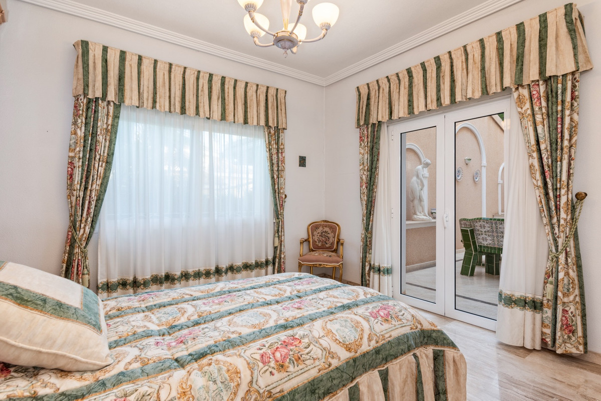 5 Bed Townhouse for sale in Dona Pepa Costa Blanca, Alicante, Spain
