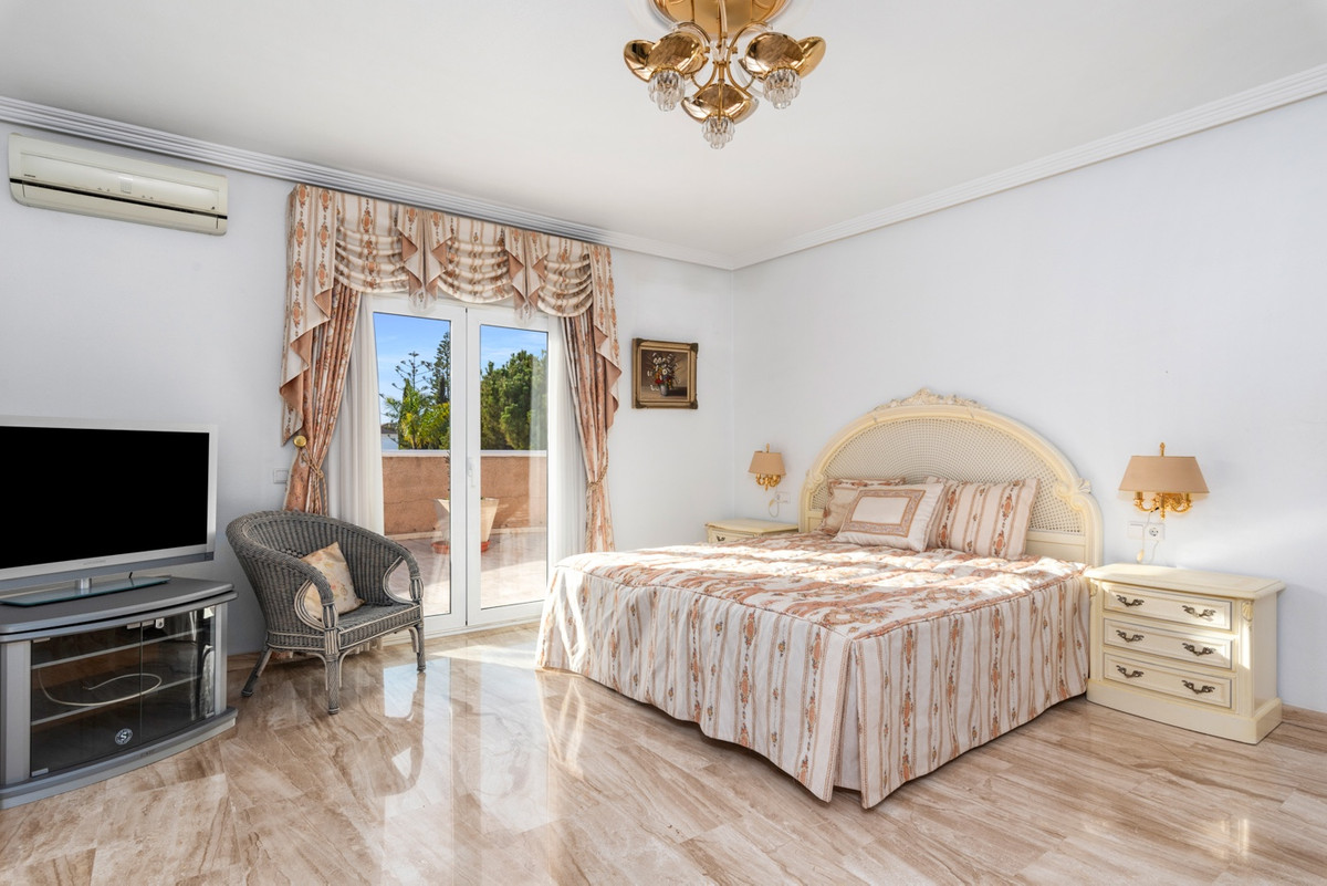 5 Bed Townhouse for sale in Dona Pepa Costa Blanca, Alicante, Spain