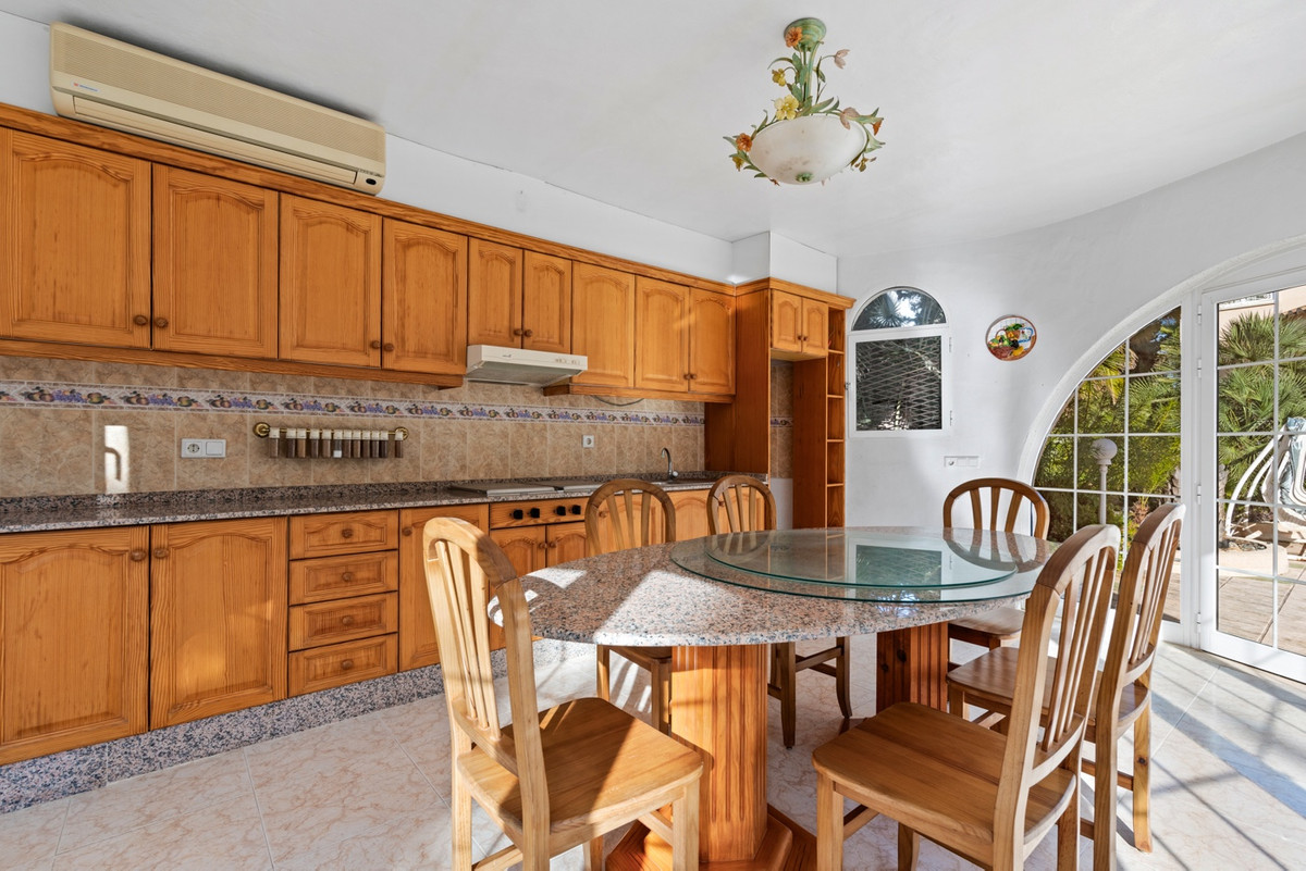 5 Bed Townhouse for sale in Dona Pepa Costa Blanca, Alicante, Spain