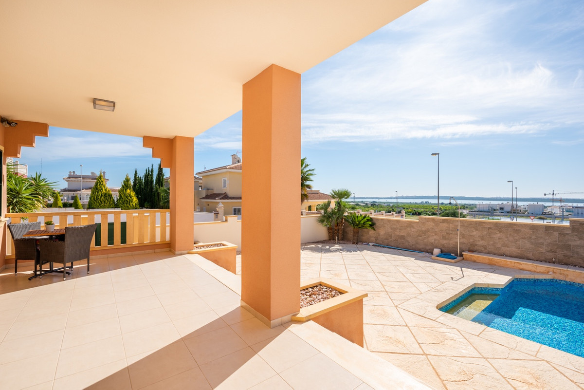 Se vende Villa - Chalet de 4 dormitorios en Costa Blanca, Alicante, España