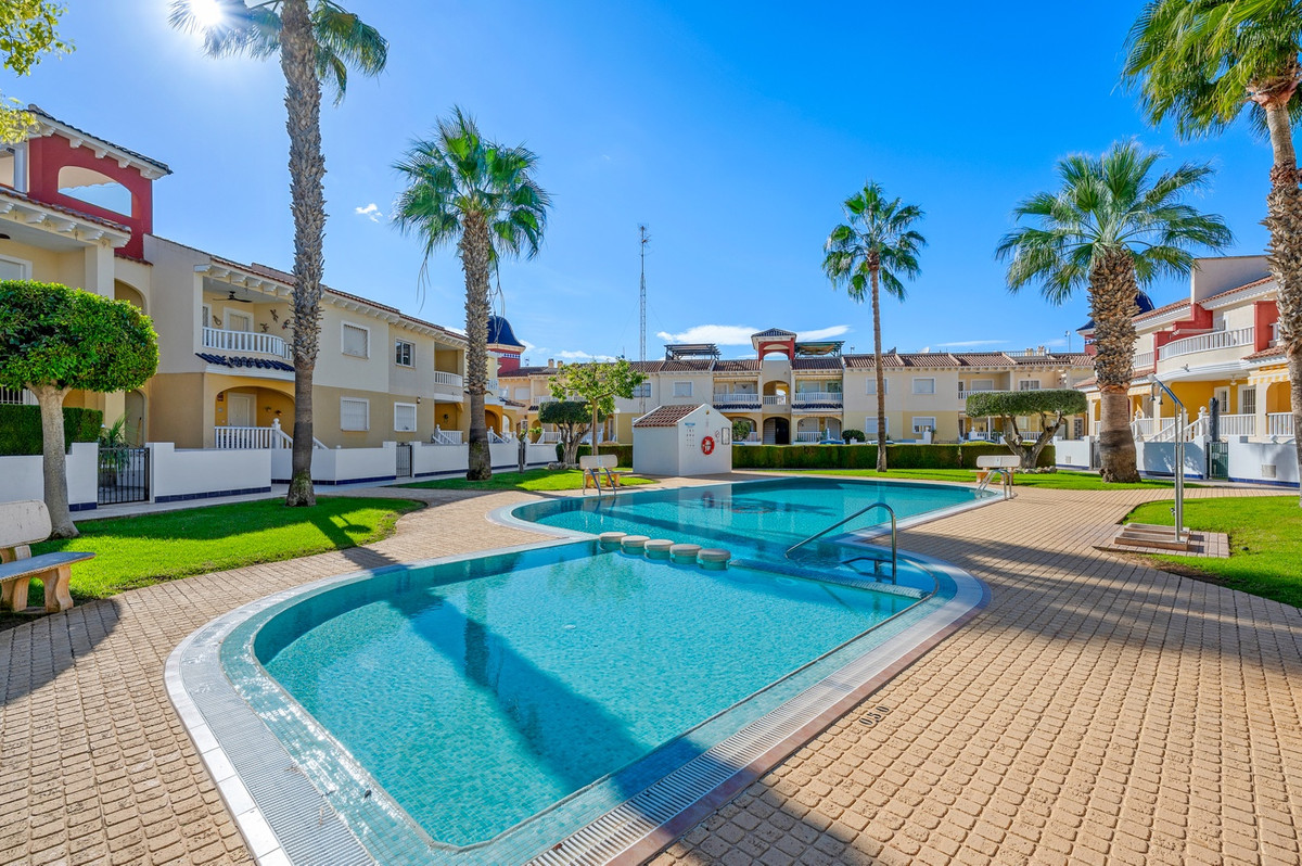 Se vende Apartamento en Planta Última de 2 dormitorios en Costa Blanca, Alicante, España