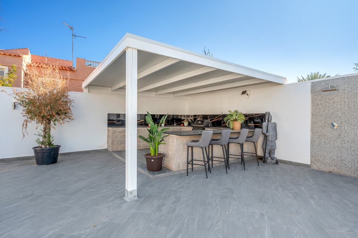 Se vende Villa - Chalet de 5 dormitorios en Costa Blanca, Alicante, España