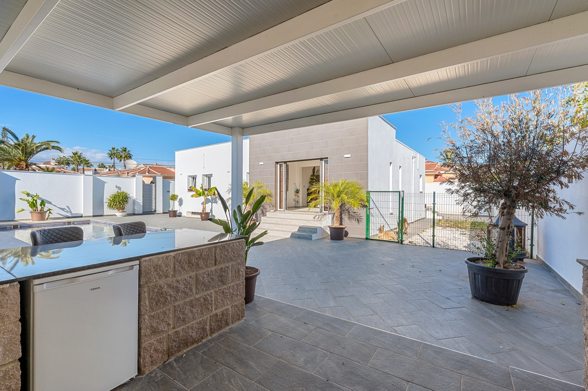 Se vende Villa - Chalet de 5 dormitorios en Costa Blanca, Alicante, España