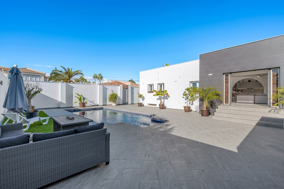 Se vende Villa - Chalet de 5 dormitorios en Costa Blanca, Alicante, España