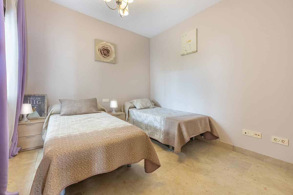 Se vende Apartamento Planta Media de 2 dormitorios en Costa Del Sol, Cadiz, España