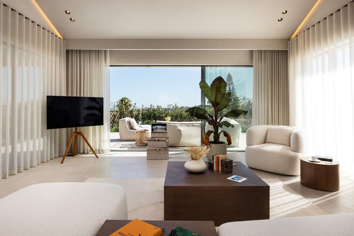 5 Bed Townhouse for sale in Nueva Andalucía Costa Del Sol, Málaga, Spain