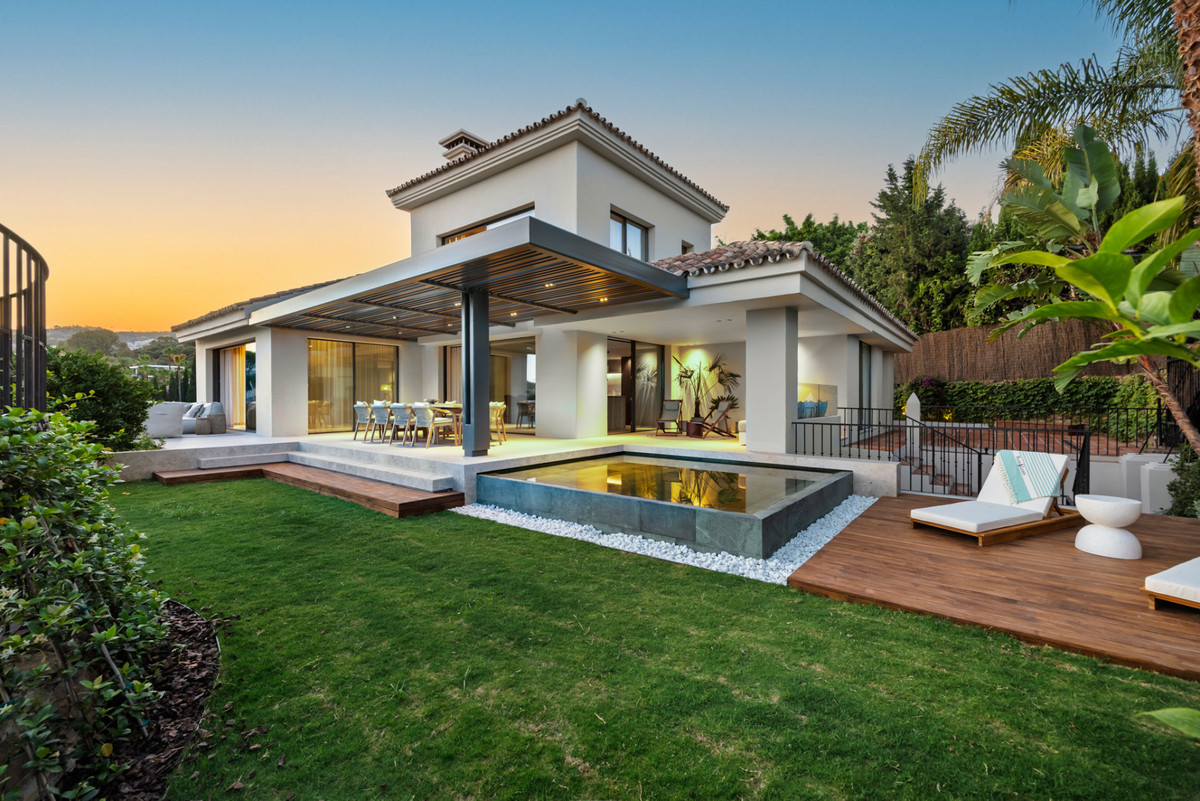 5 Bed Townhouse for sale in Nueva Andalucía Costa Del Sol, Málaga, Spain