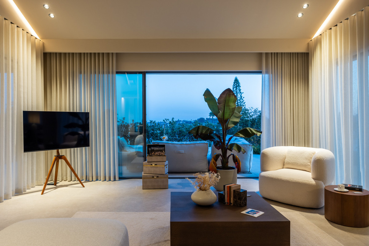 5 Bed Townhouse for sale in Nueva Andalucía Costa Del Sol, Málaga, Spain