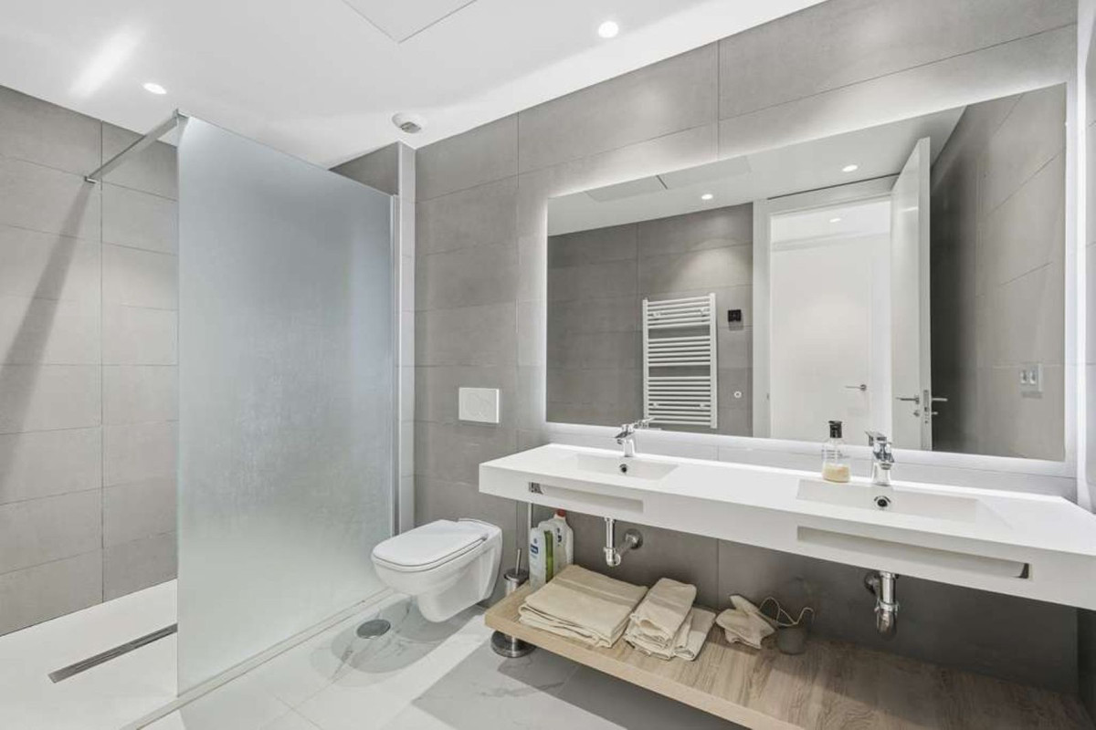2 Bed Apartment for sale in Estepona Costa Del Sol, Málaga, Spain