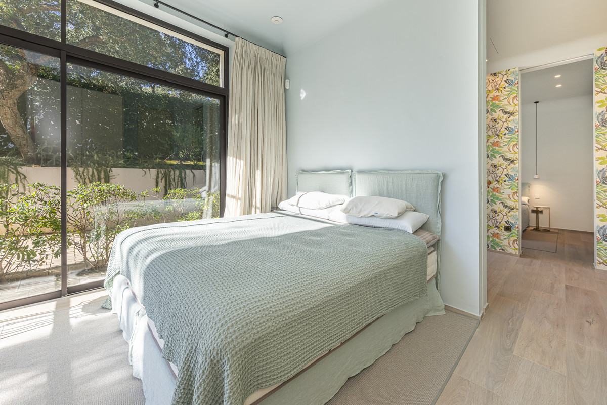 Se vende Villa - Chalet de 6 dormitorios en Costa Del Sol, Cadiz, España