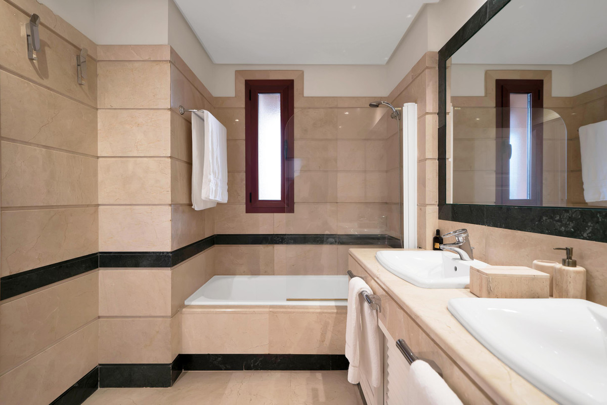 Se vende Apartamento Planta Media de 3 dormitorios en Costa Del Sol, Málaga, España
