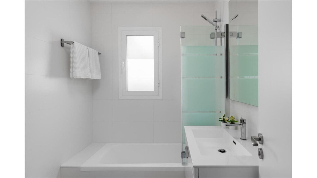 Se vende Apartamento Planta Media de 2 dormitorios en Costa Del Sol, Málaga, España