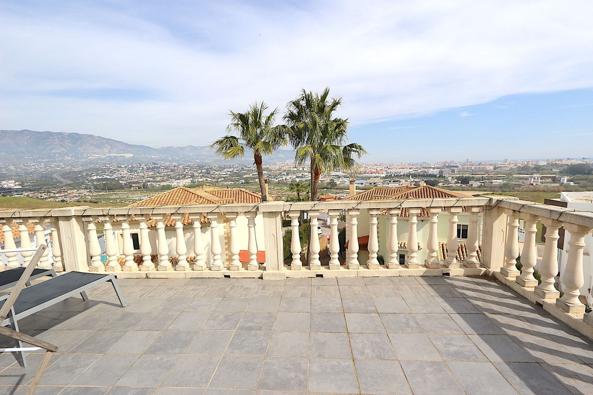3 Bed Townhouse for sale in Cerros Del Aguila Costa Del Sol, Málaga, Spain