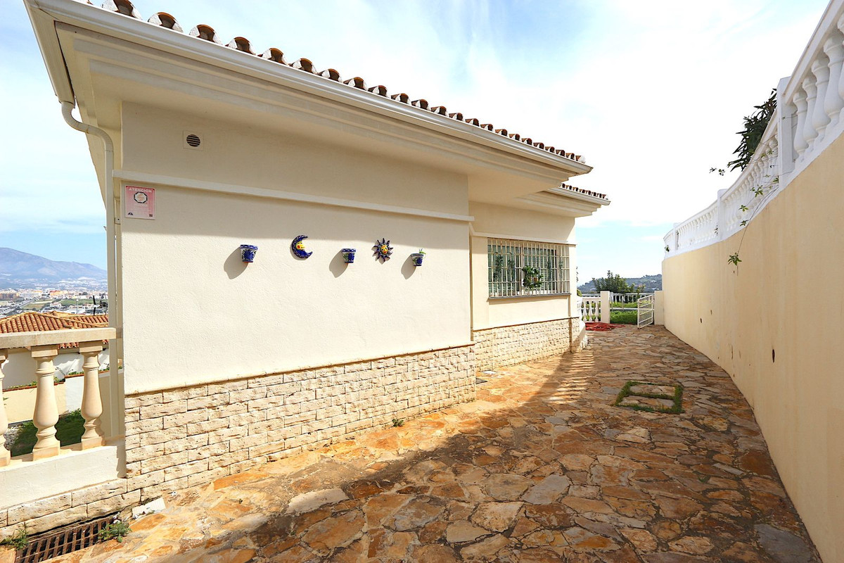 3 Bed Townhouse for sale in Cerros Del Aguila Costa Del Sol, Málaga, Spain