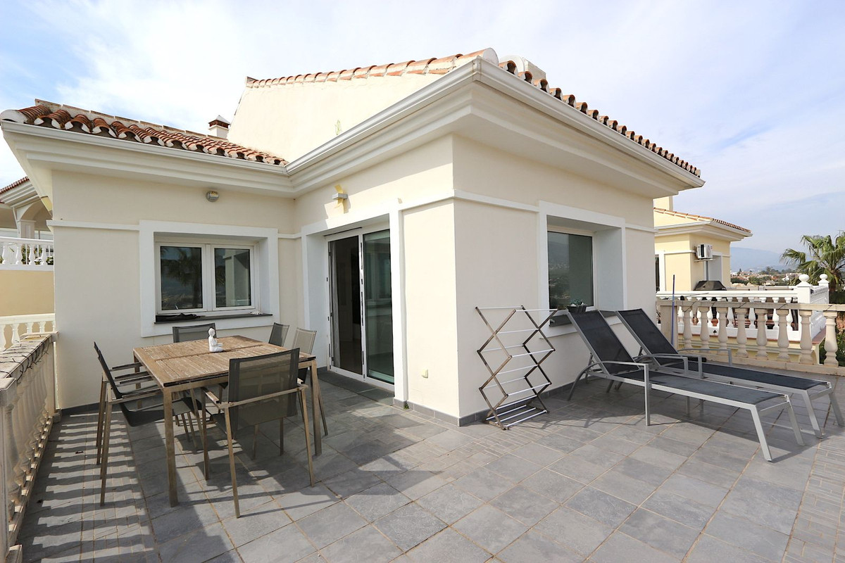 3 Bed Townhouse for sale in Cerros Del Aguila Costa Del Sol, Málaga, Spain