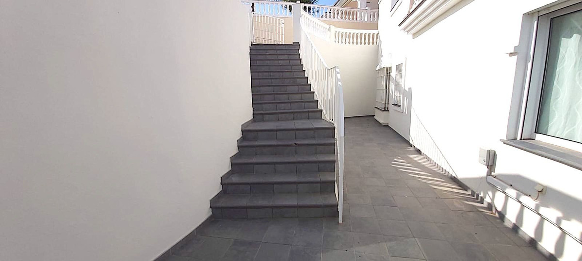3 Bed Townhouse for sale in Cerros Del Aguila Costa Del Sol, Málaga, Spain