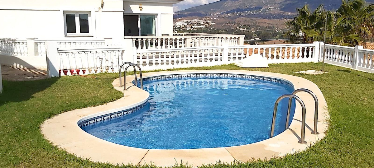 3 Bed Townhouse for sale in Cerros Del Aguila Costa Del Sol, Málaga, Spain
