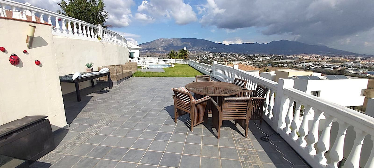 3 Bed Townhouse for sale in Cerros Del Aguila Costa Del Sol, Málaga, Spain