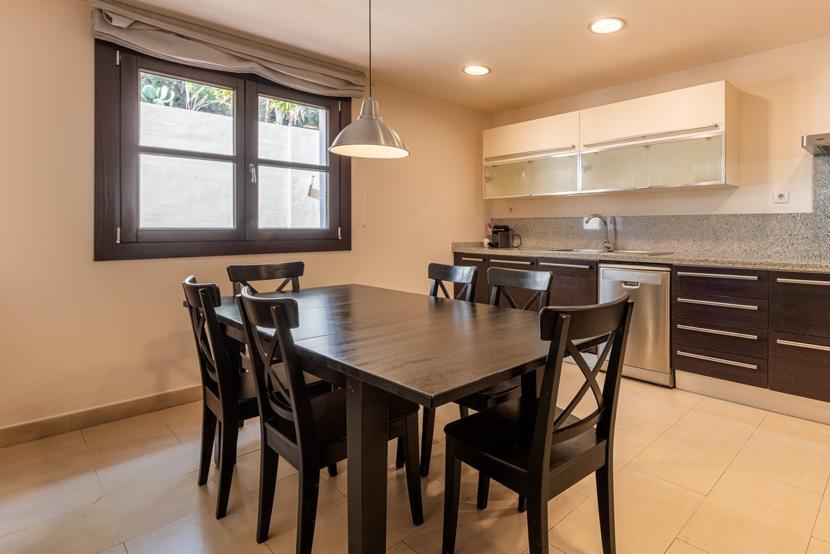 4 Bed Townhouse for sale in Benahavís Costa Del Sol, Málaga, Spain