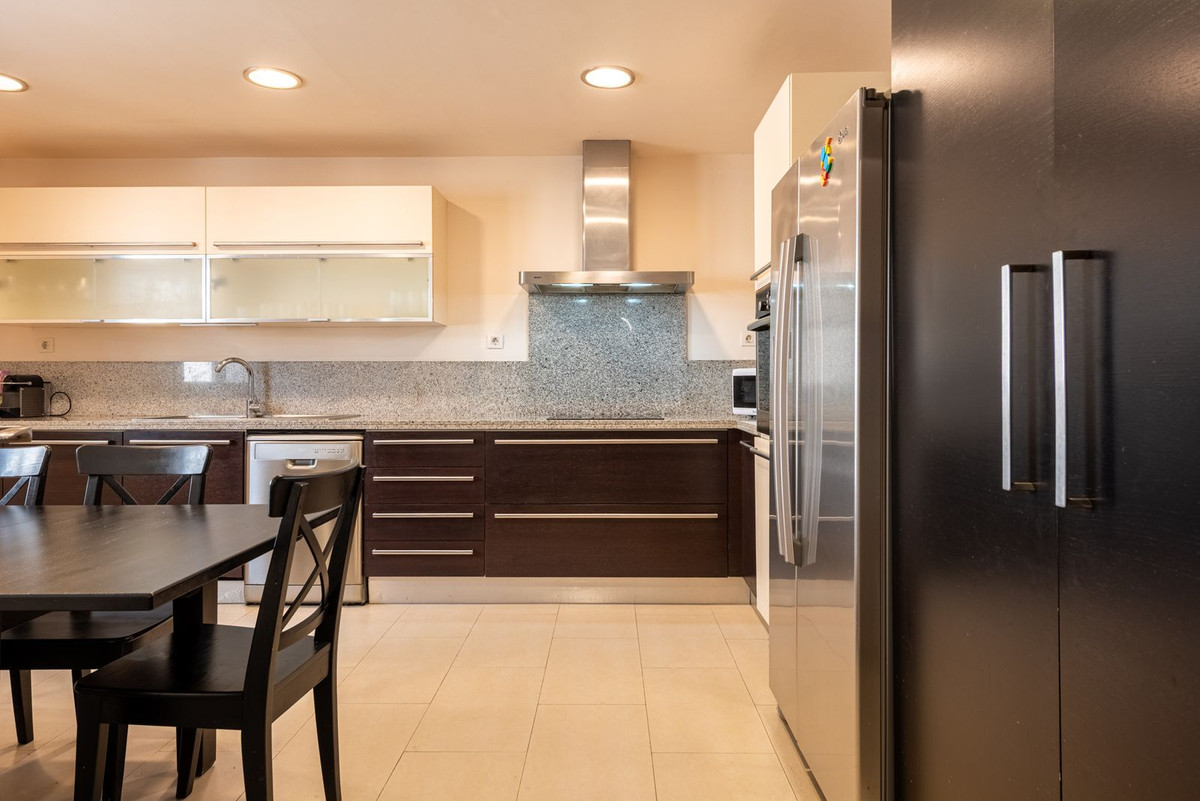 4 Bed Townhouse for sale in Benahavís Costa Del Sol, Málaga, Spain