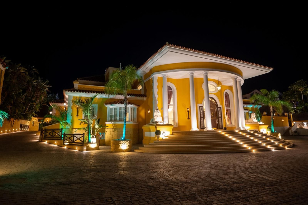 Se vende Villa - Chalet de 6 dormitorios en Costa Del Sol, Cadiz, España