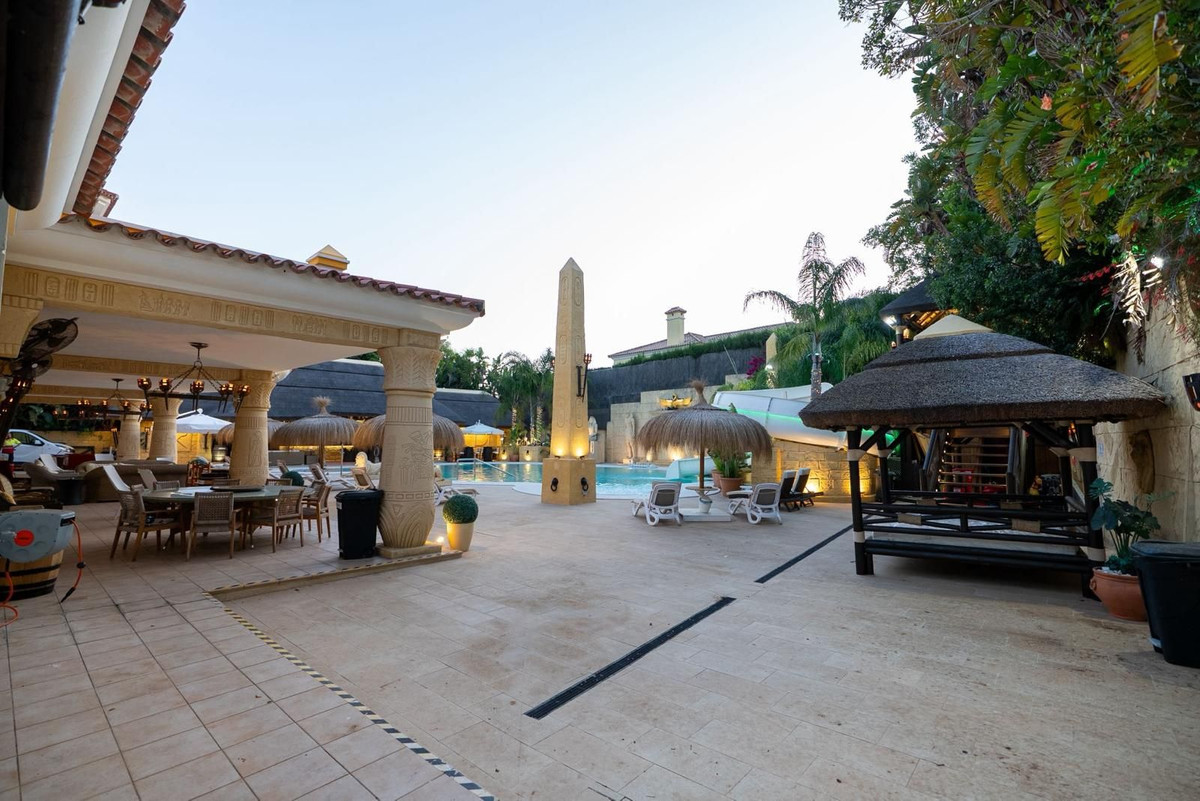 Se vende Villa - Chalet de 6 dormitorios en Costa Del Sol, Cadiz, España