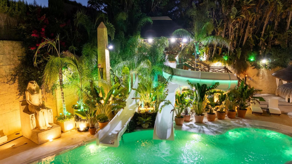 Se vende Villa - Chalet de 6 dormitorios en Costa Del Sol, Cadiz, España