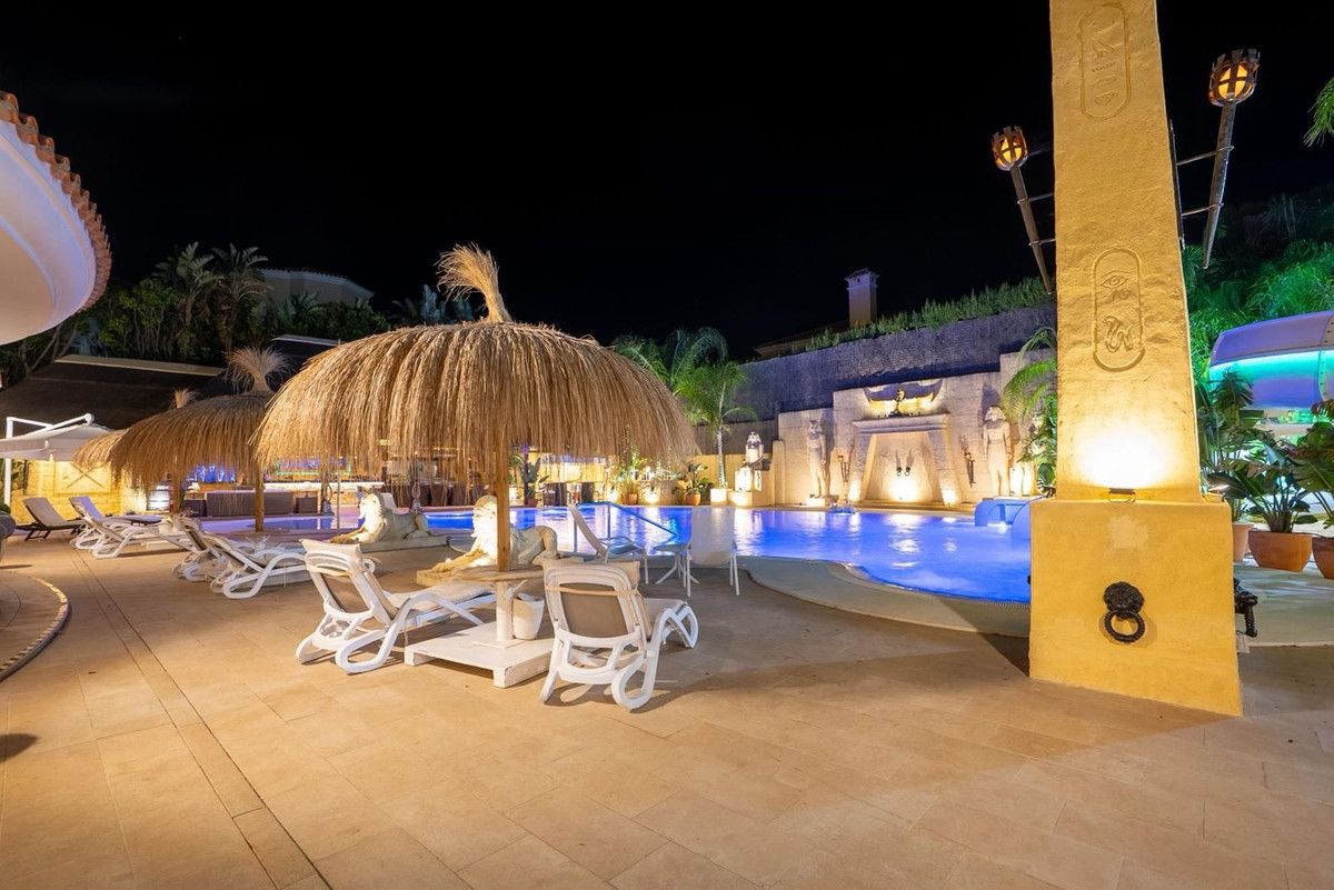 Se vende Villa - Chalet de 6 dormitorios en Costa Del Sol, Cadiz, España