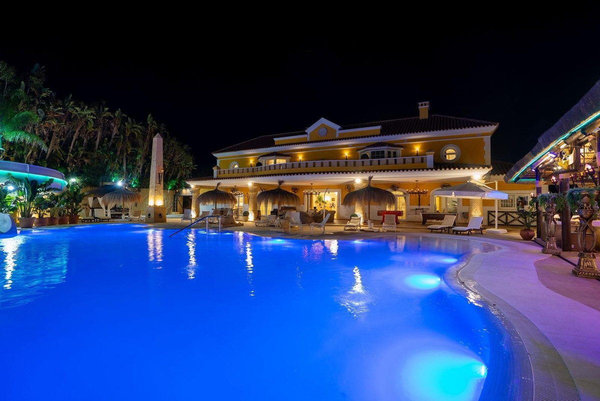 Se vende Villa - Chalet de 6 dormitorios en Costa Del Sol, Cadiz, España